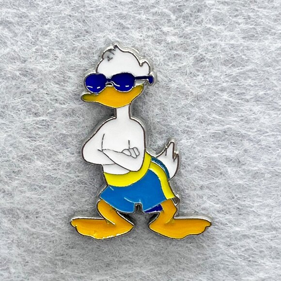 🔮 5/$25 Disney Beach Sunglasses Donald Duck Pin‎ - Picture 1 of 3